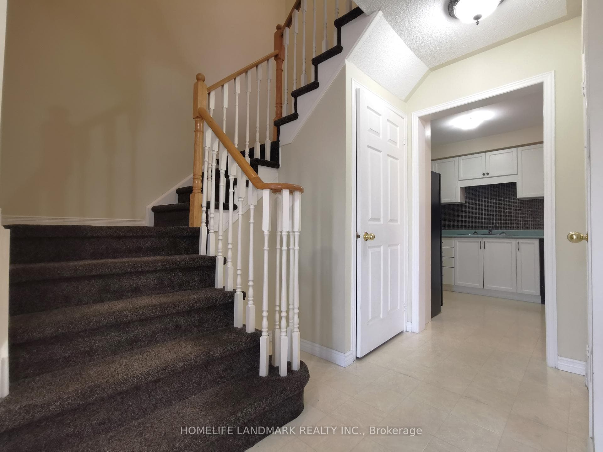 541 WALPOLE Crescent photo 4