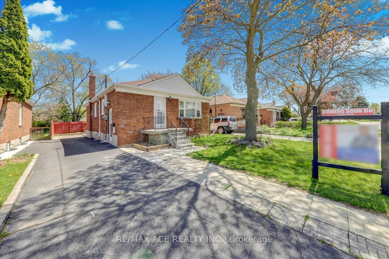 127 Lilian Drive photo 3