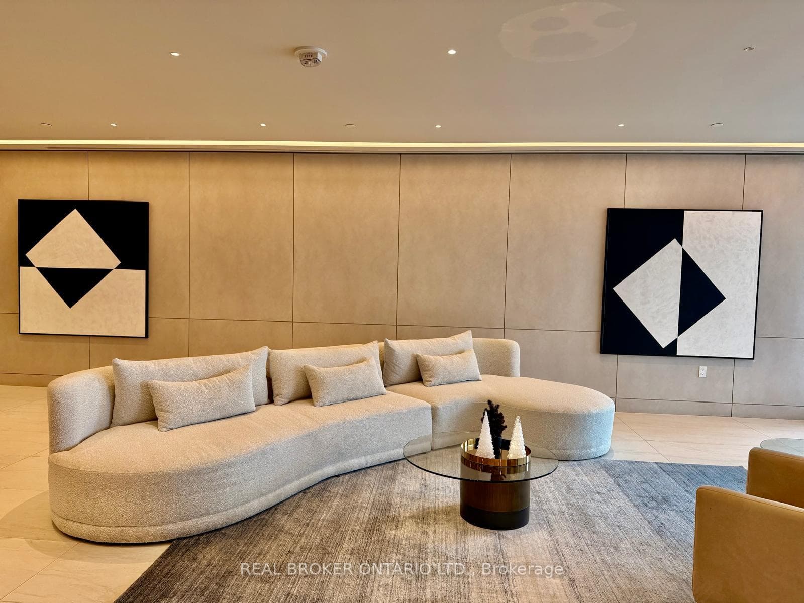 50 Upper Mall Way Unit 2009 photo 4