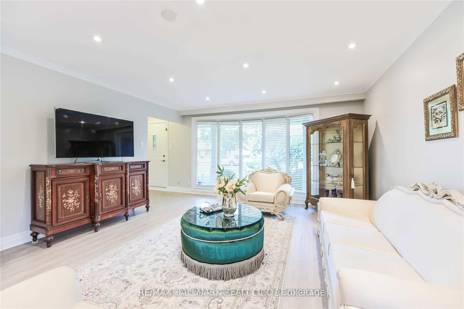 687 Artreva Crescent photo 6