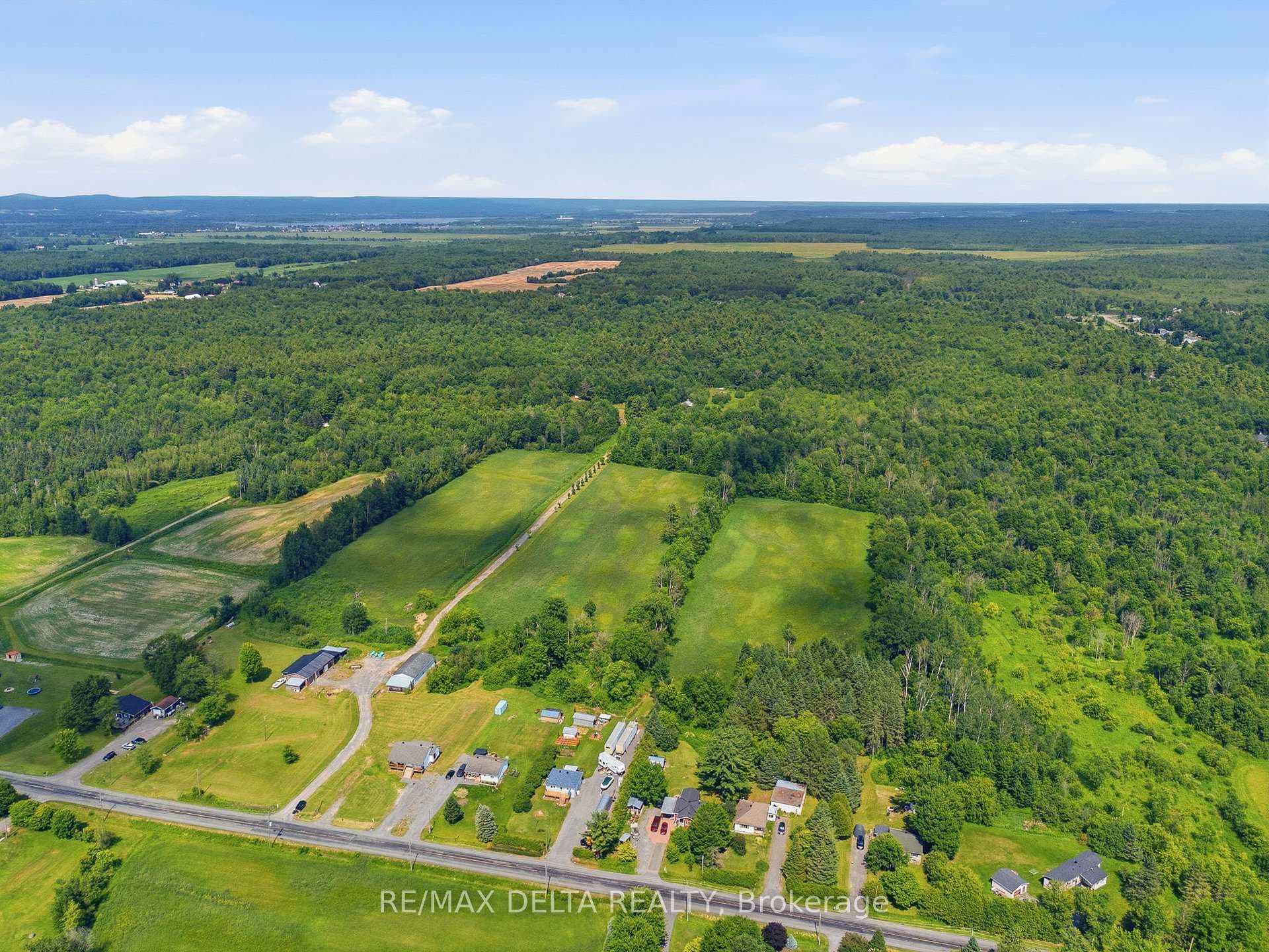 1549 du Lac Road photo 2