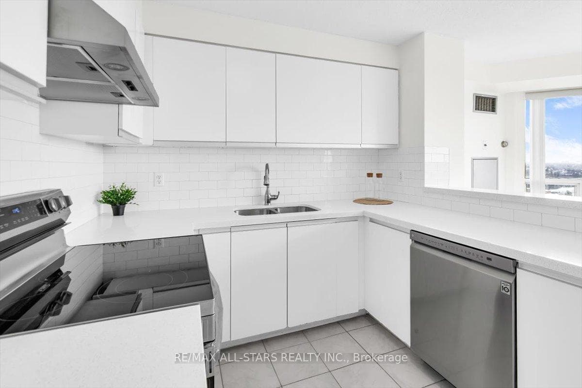 2155 Burnhamthorpe Road Unit 1809 photo 15