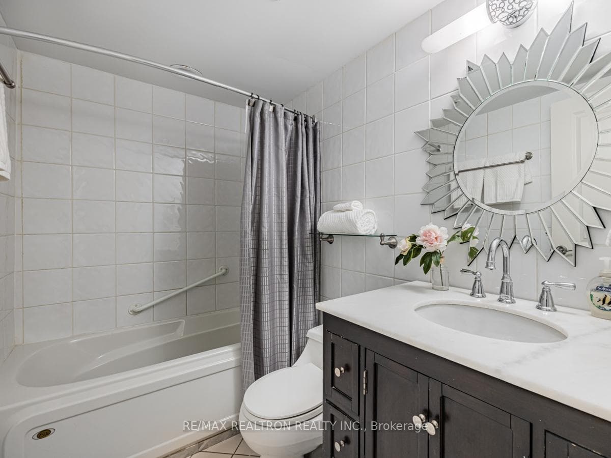 Main 4-pc Bathroom