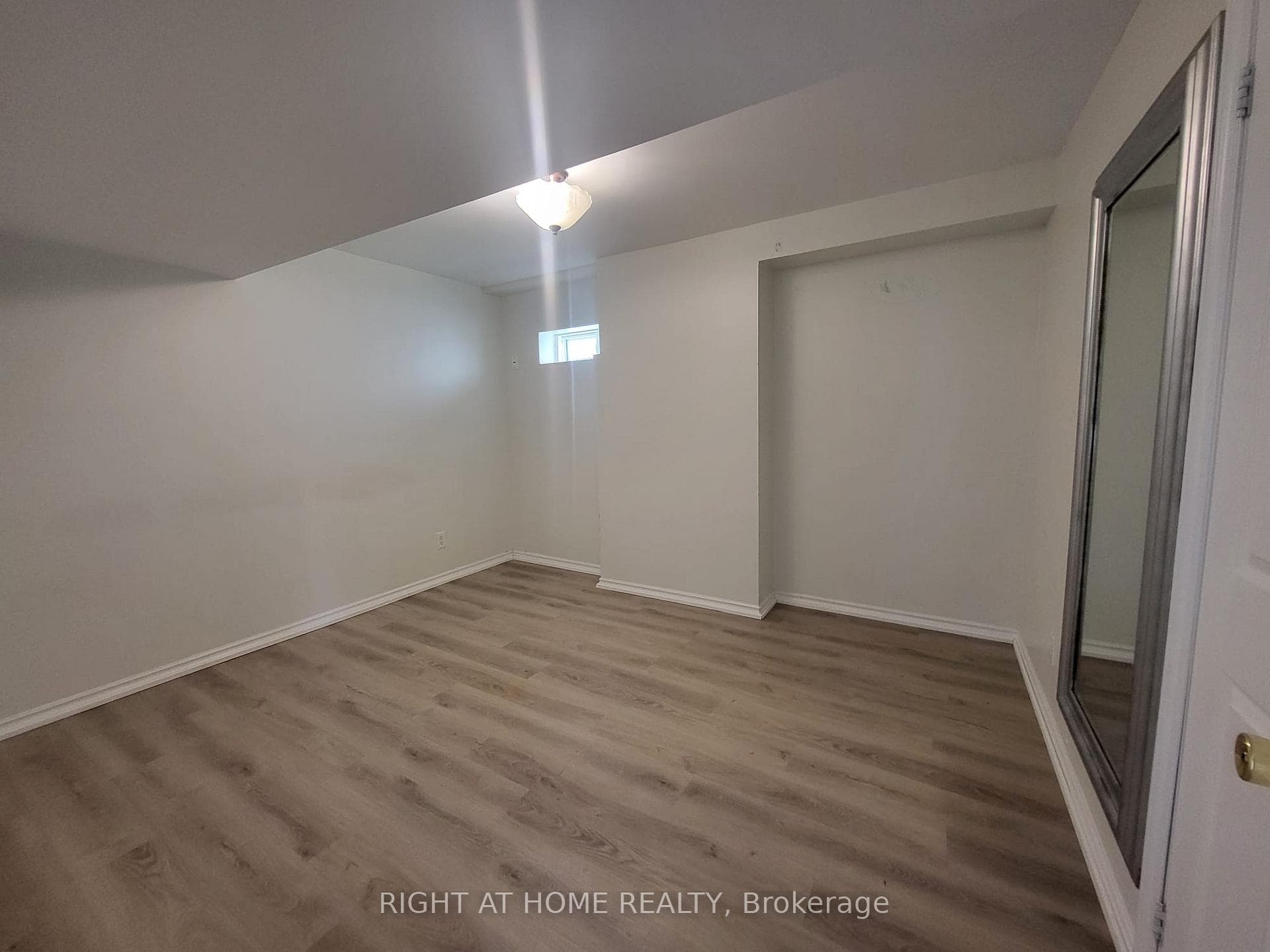 114 Succession Crescent Unit Bsmt photo 8