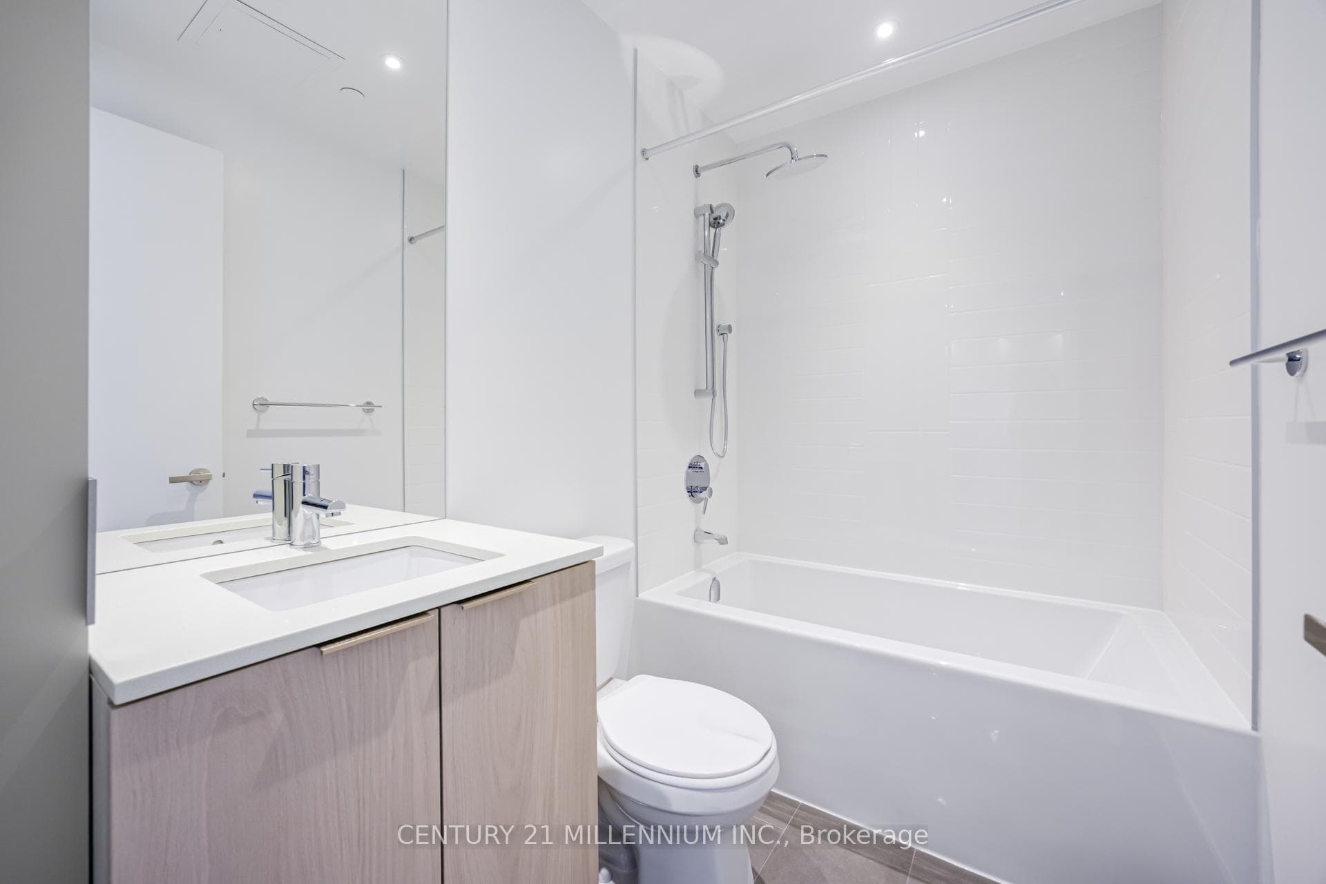 448 Burnhamthorpe Road Unit 2206 photo 13