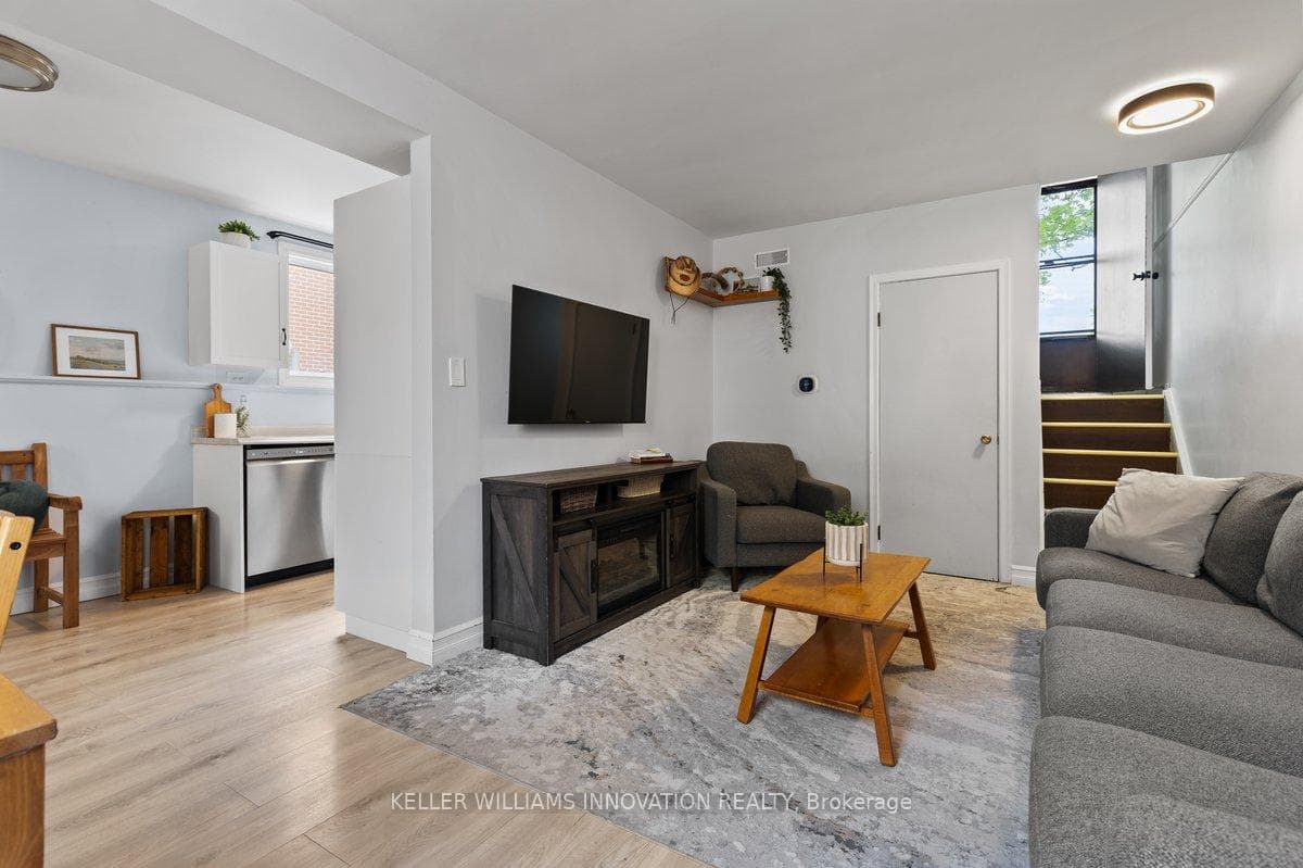 972 Warwick Street photo 7