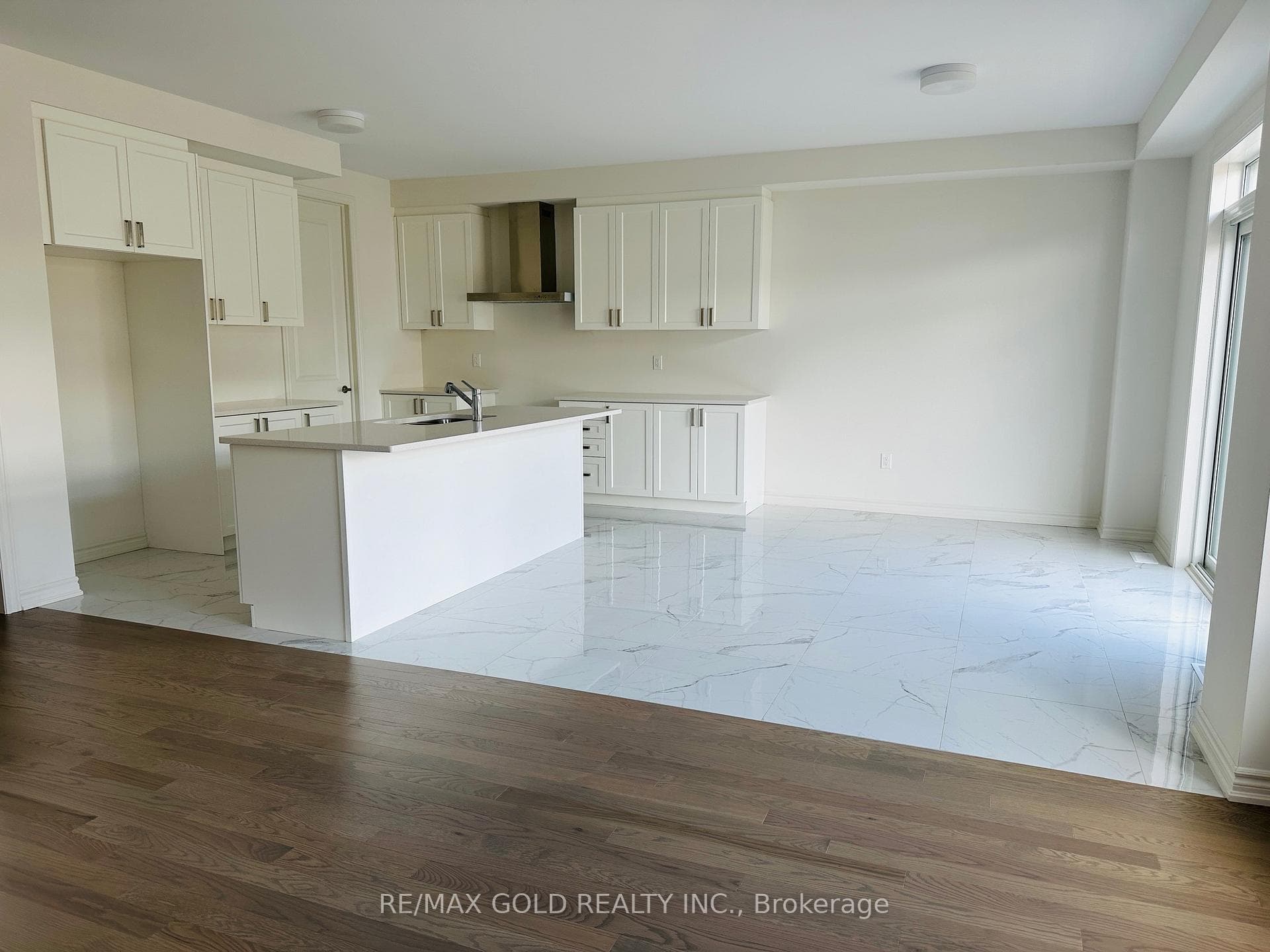 56 SANDHILL Crescent photo 5
