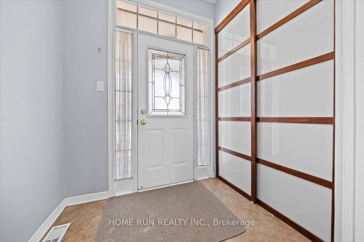 113 Gray Crescent photo 3