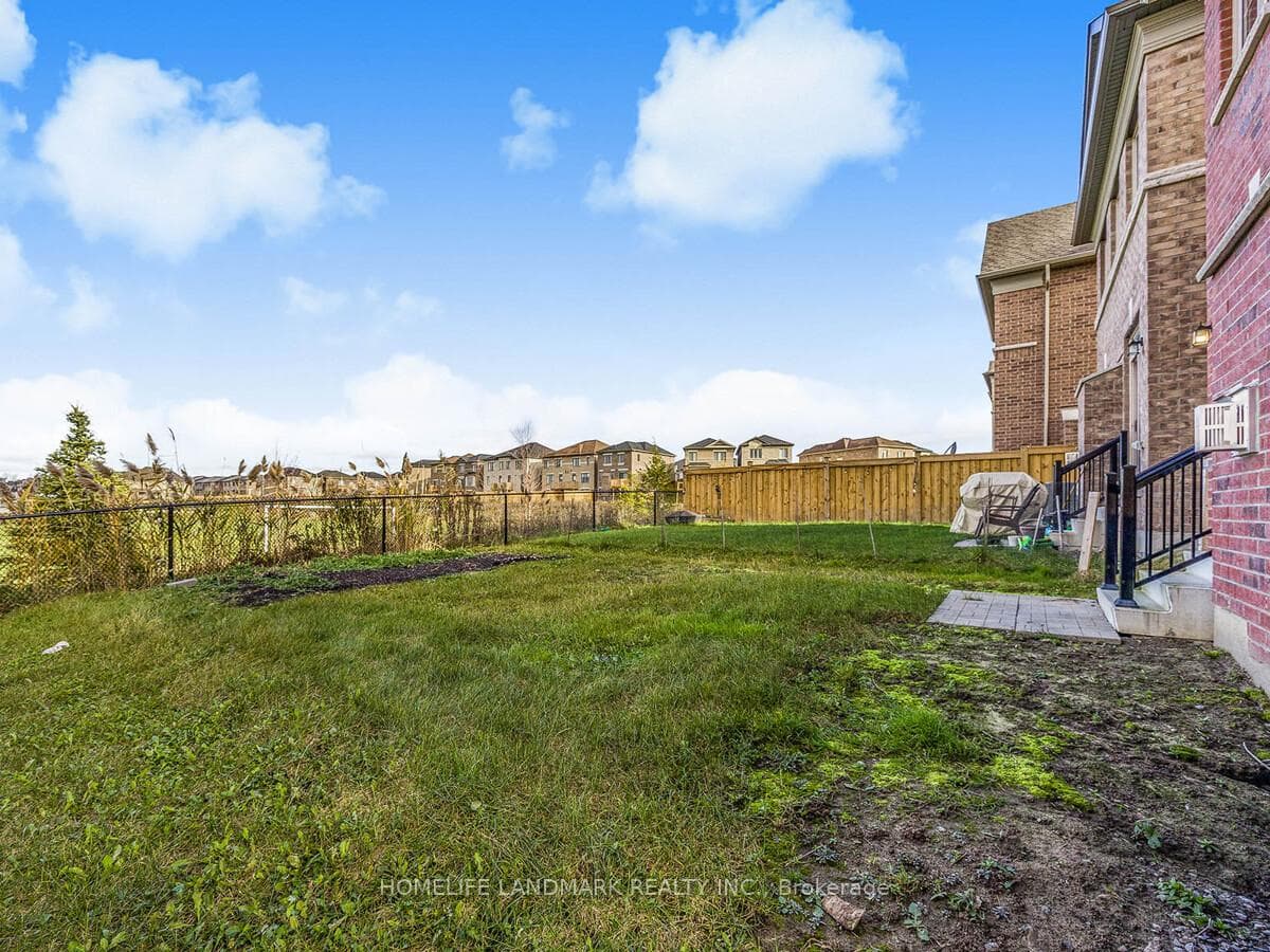 100 Christine Elliot Avenue photo 28
