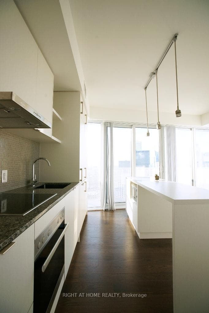 100 Harbour Street Unit 5704 photo 4