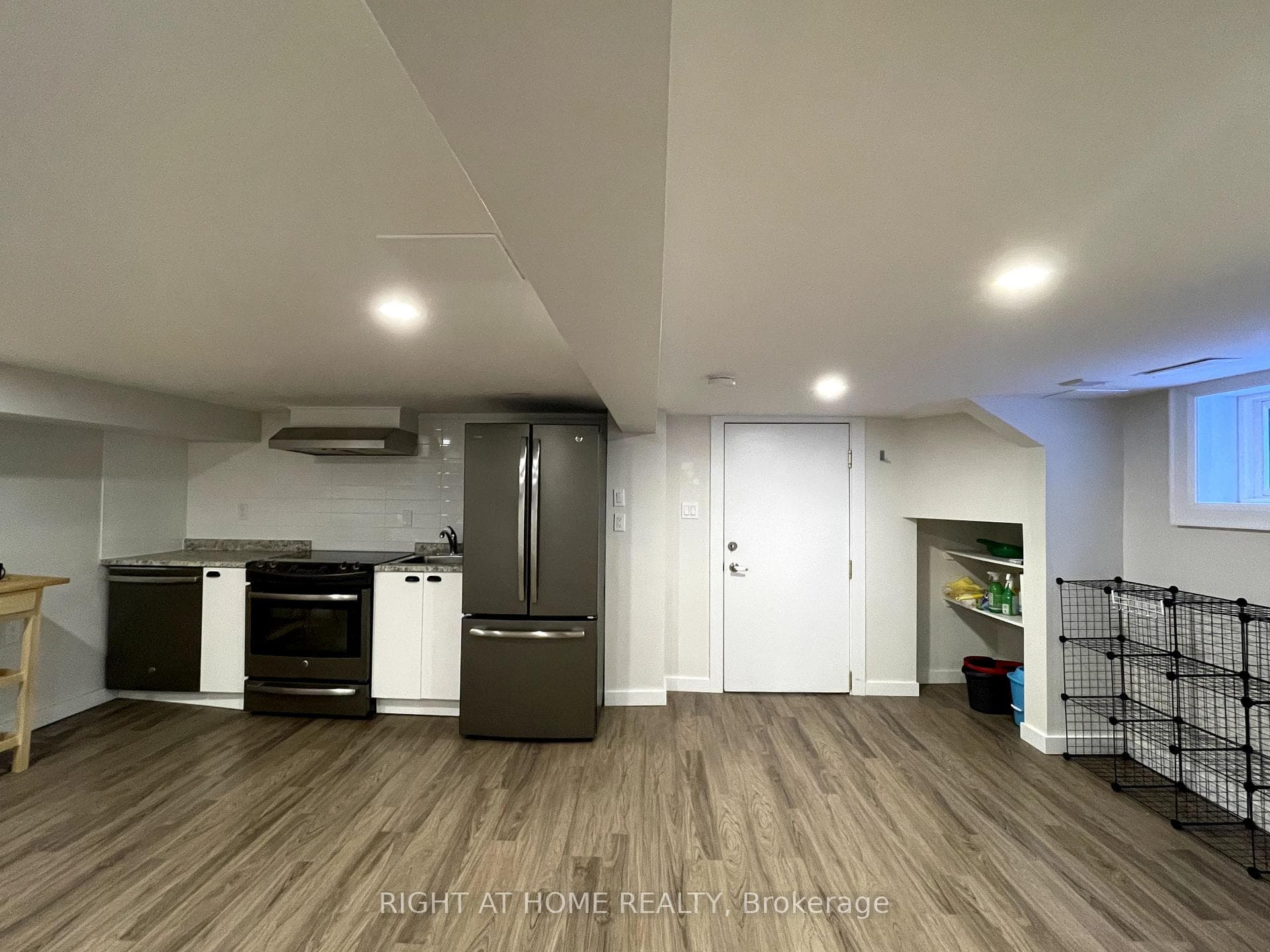 22 Glenside Avenue Unit Lower photo 3