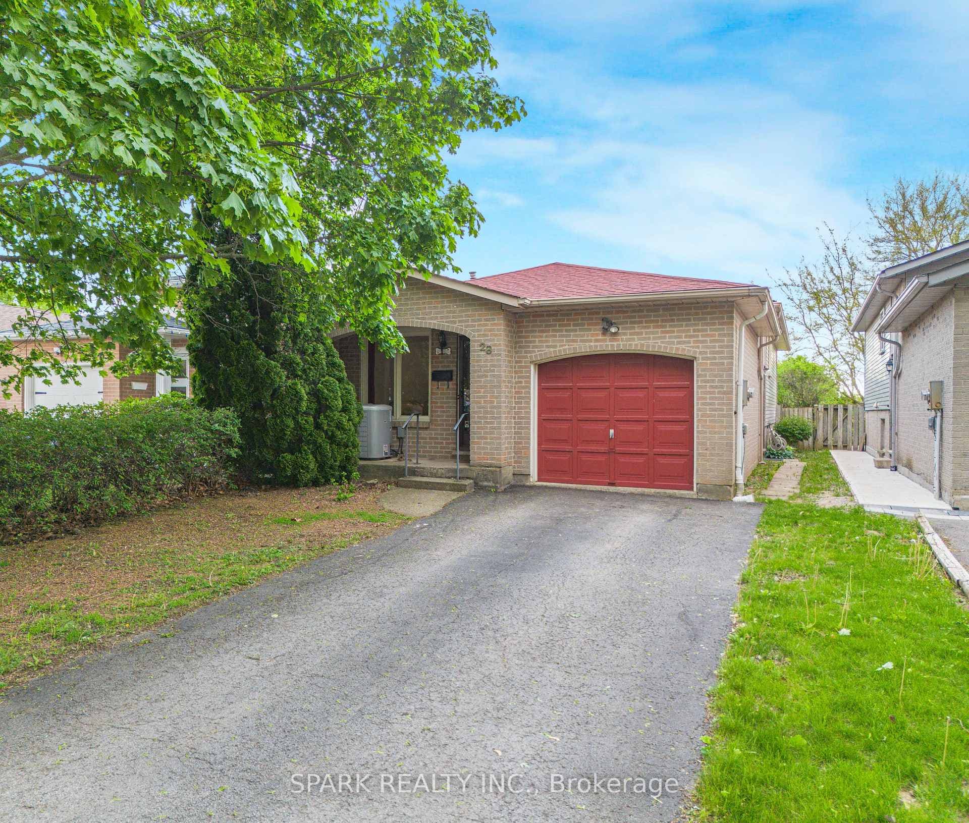 28 Lampman Crescent photo 1