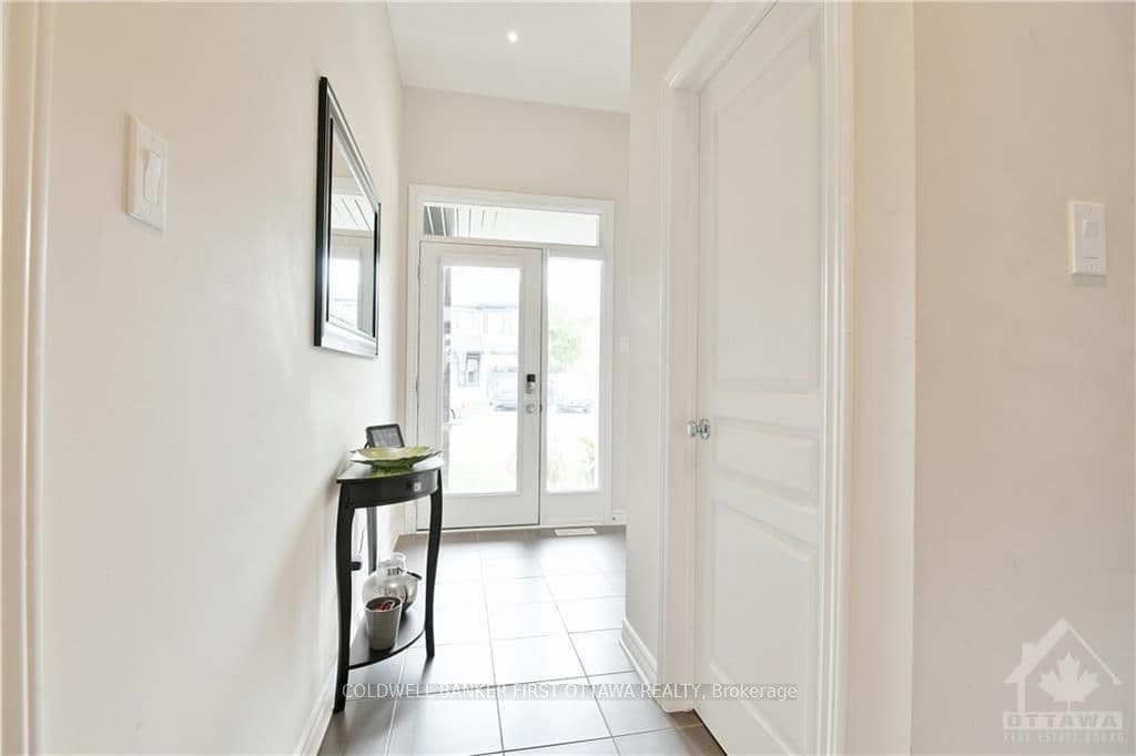 293 SHINLEAF Crescent photo 5