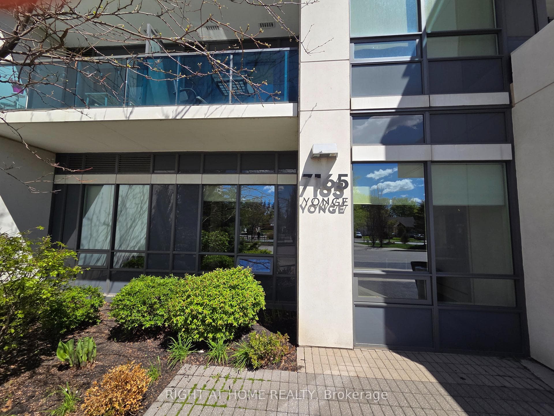7165 Yonge Street Unit 1606 photo 4