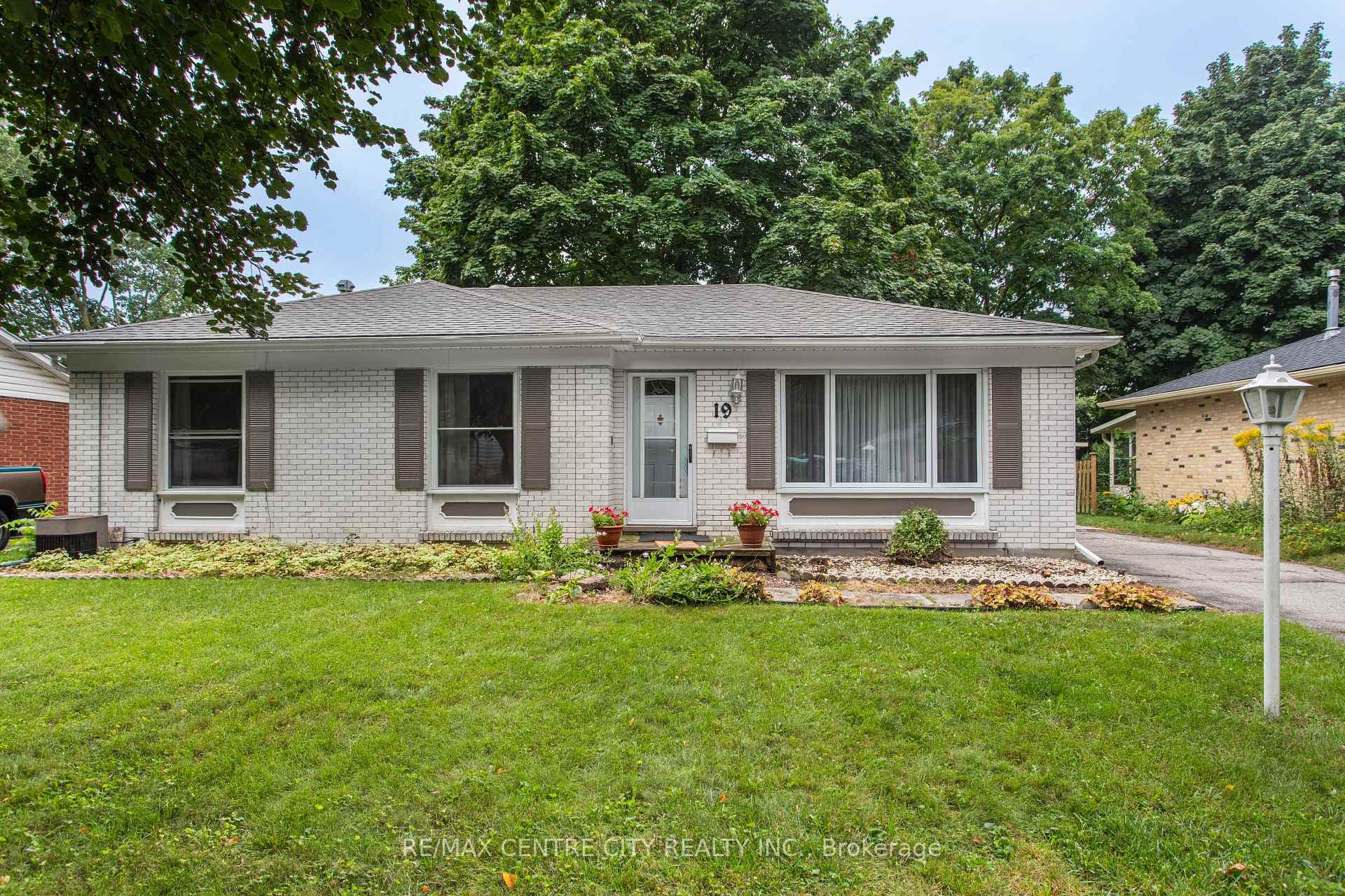 19 Maxwell Crescent photo 2