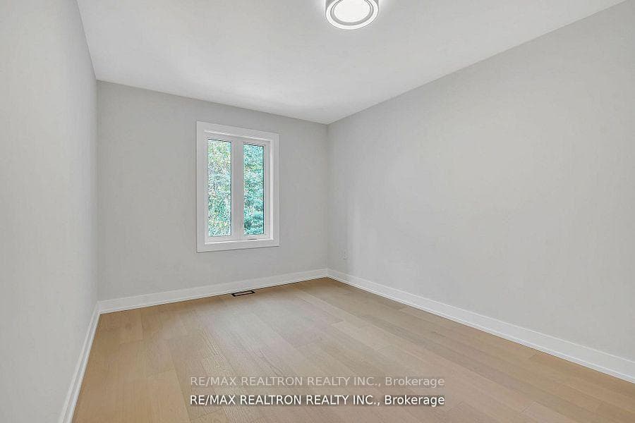 254 Hastings Avenue photo 23