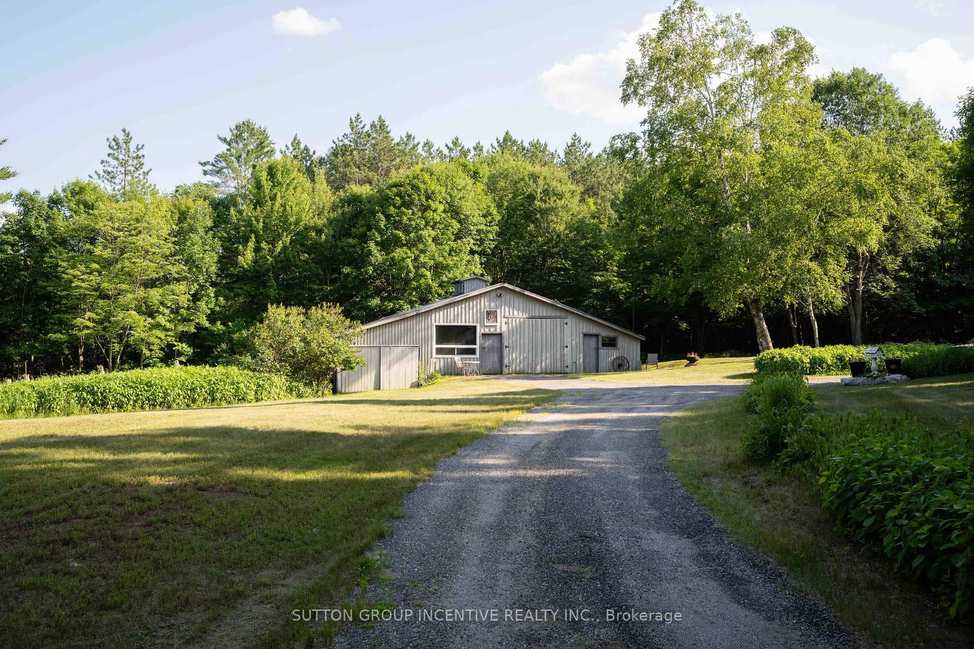 Barn with concrete floors/hydro/water and parking