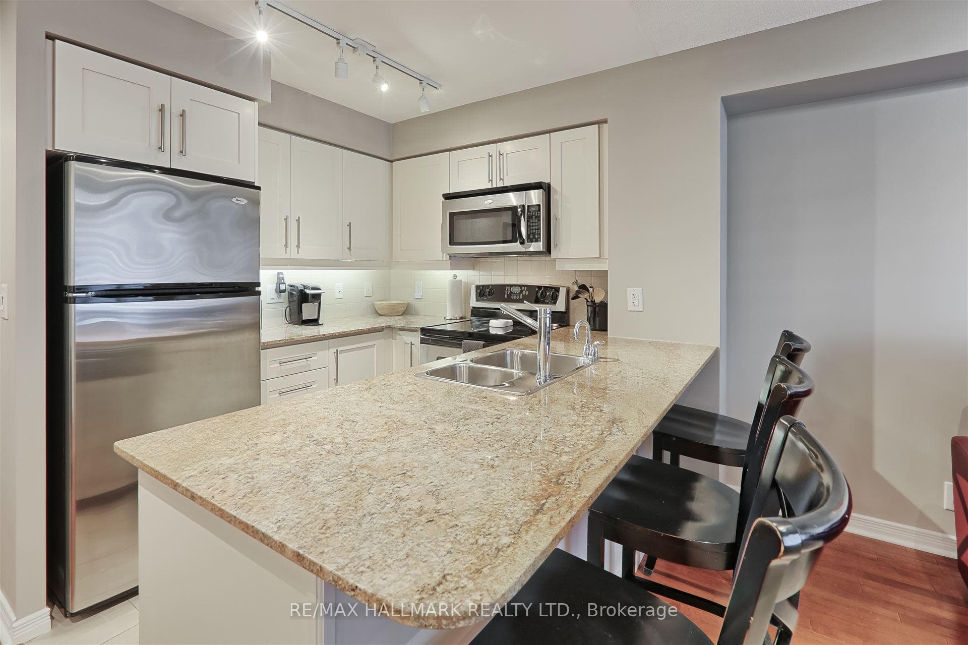 736 Spadina Avenue Unit 1102 photo 8