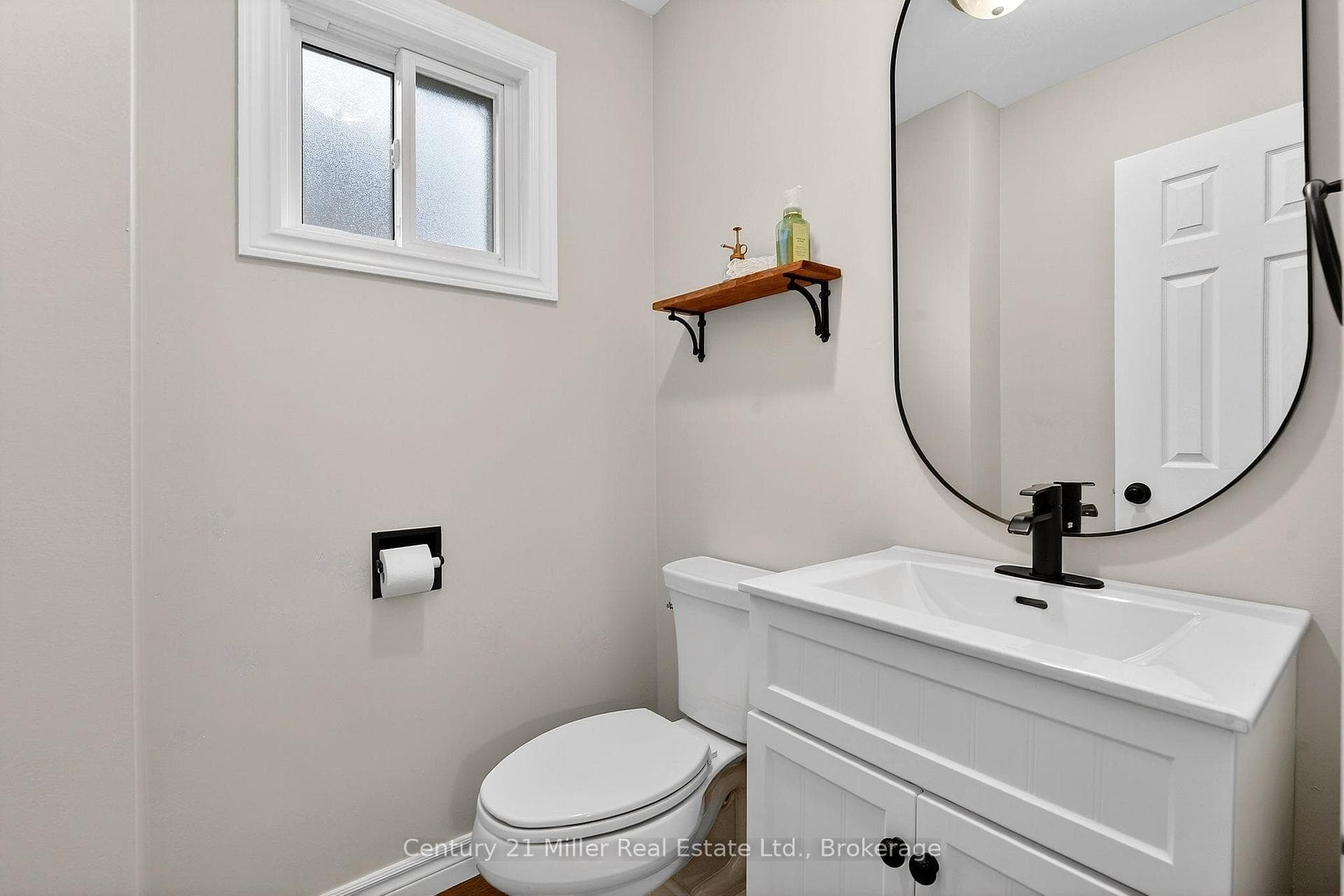 2451 Malcolm Crescent photo 10