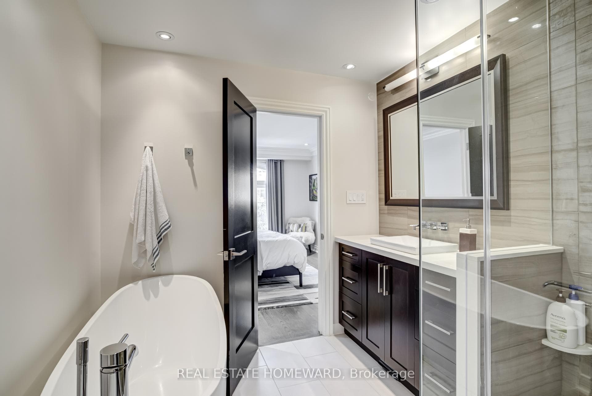 4-piece ensuite w/ soaker tub