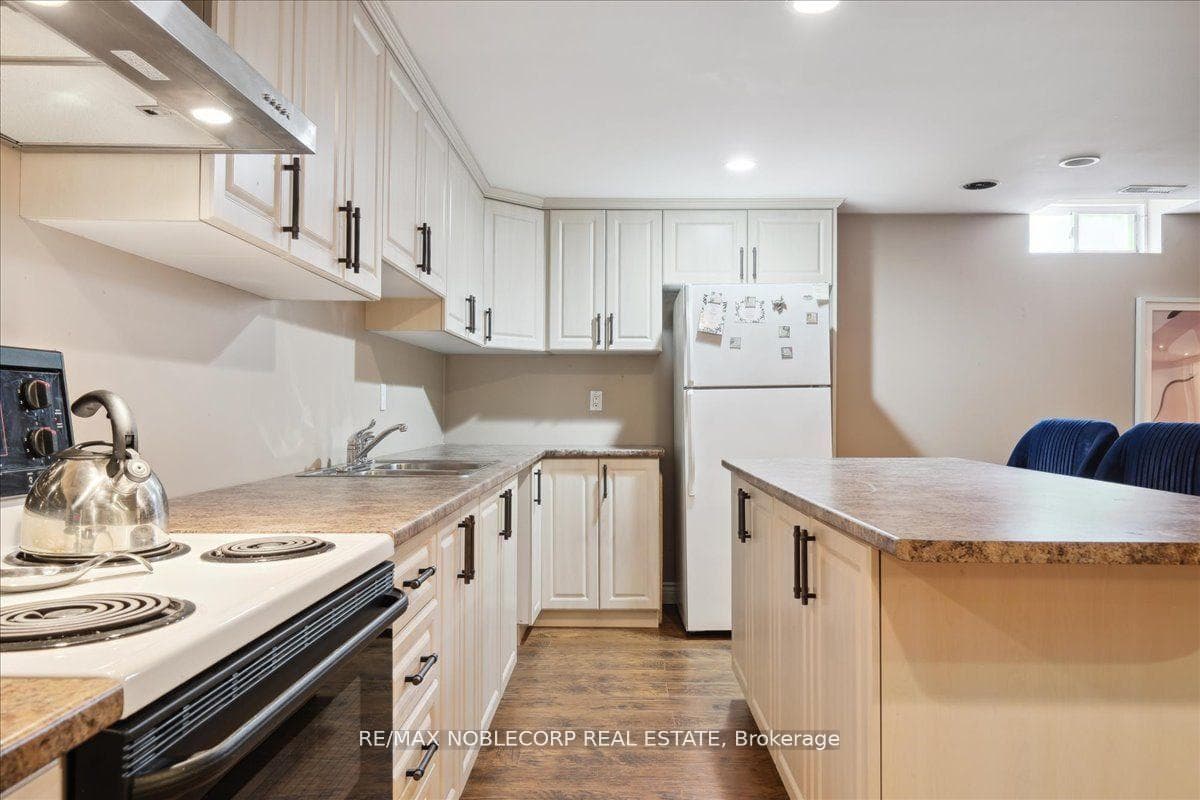17 Aristocrat Road photo 31
