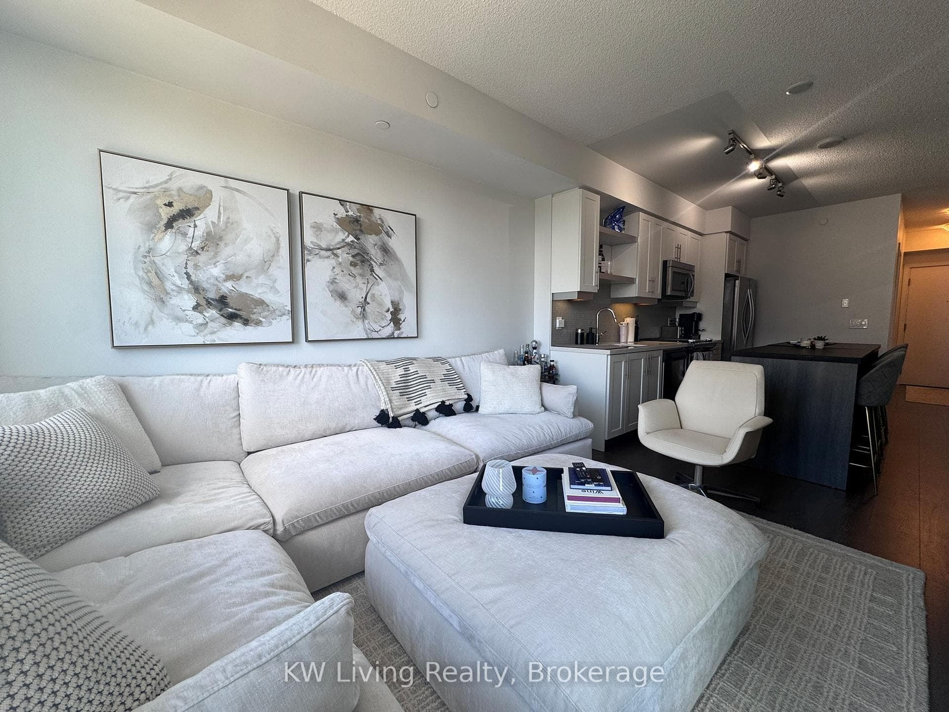 525 Adelaide Street Unit 809 photo 4