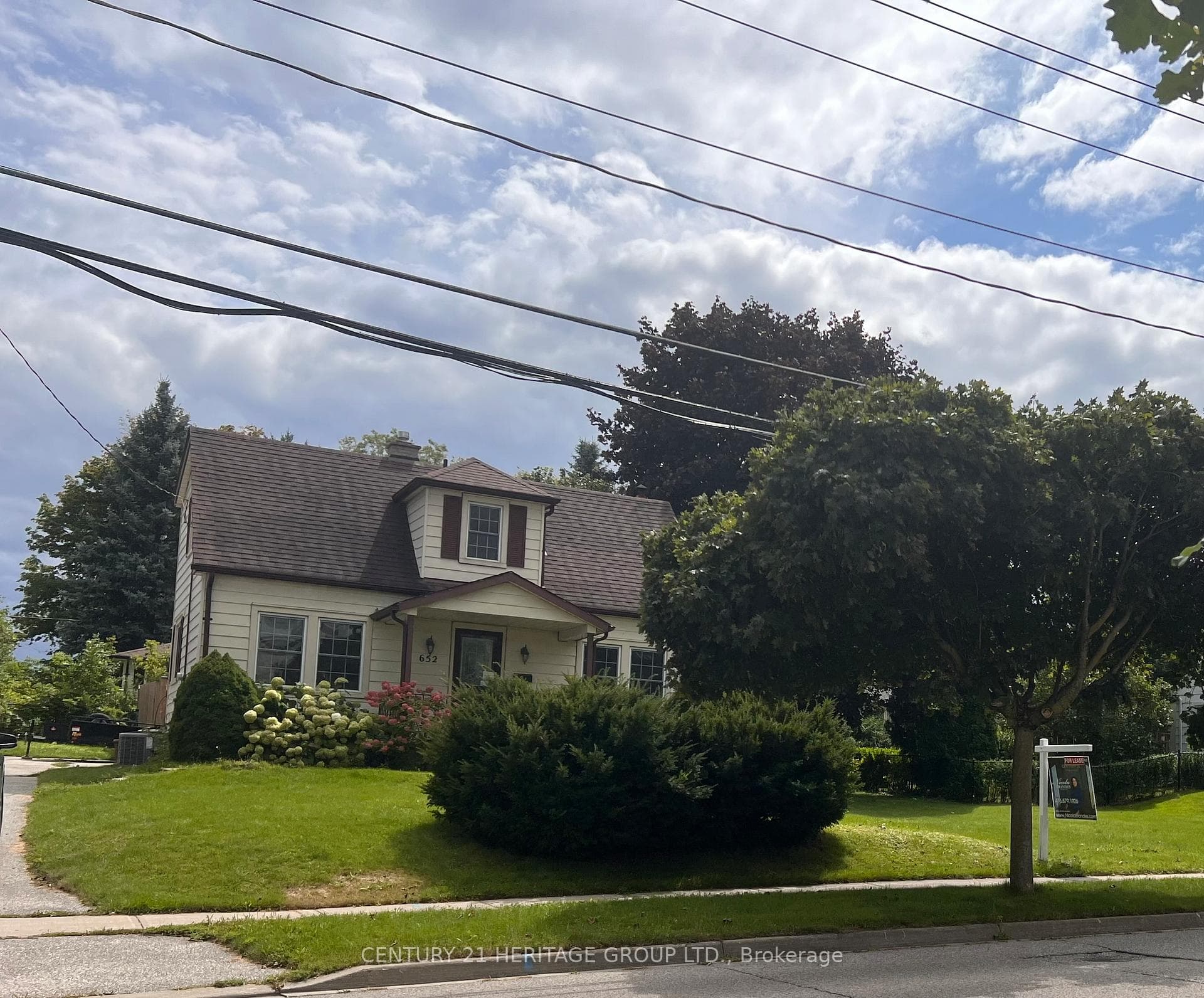 652 Queen Street photo 3