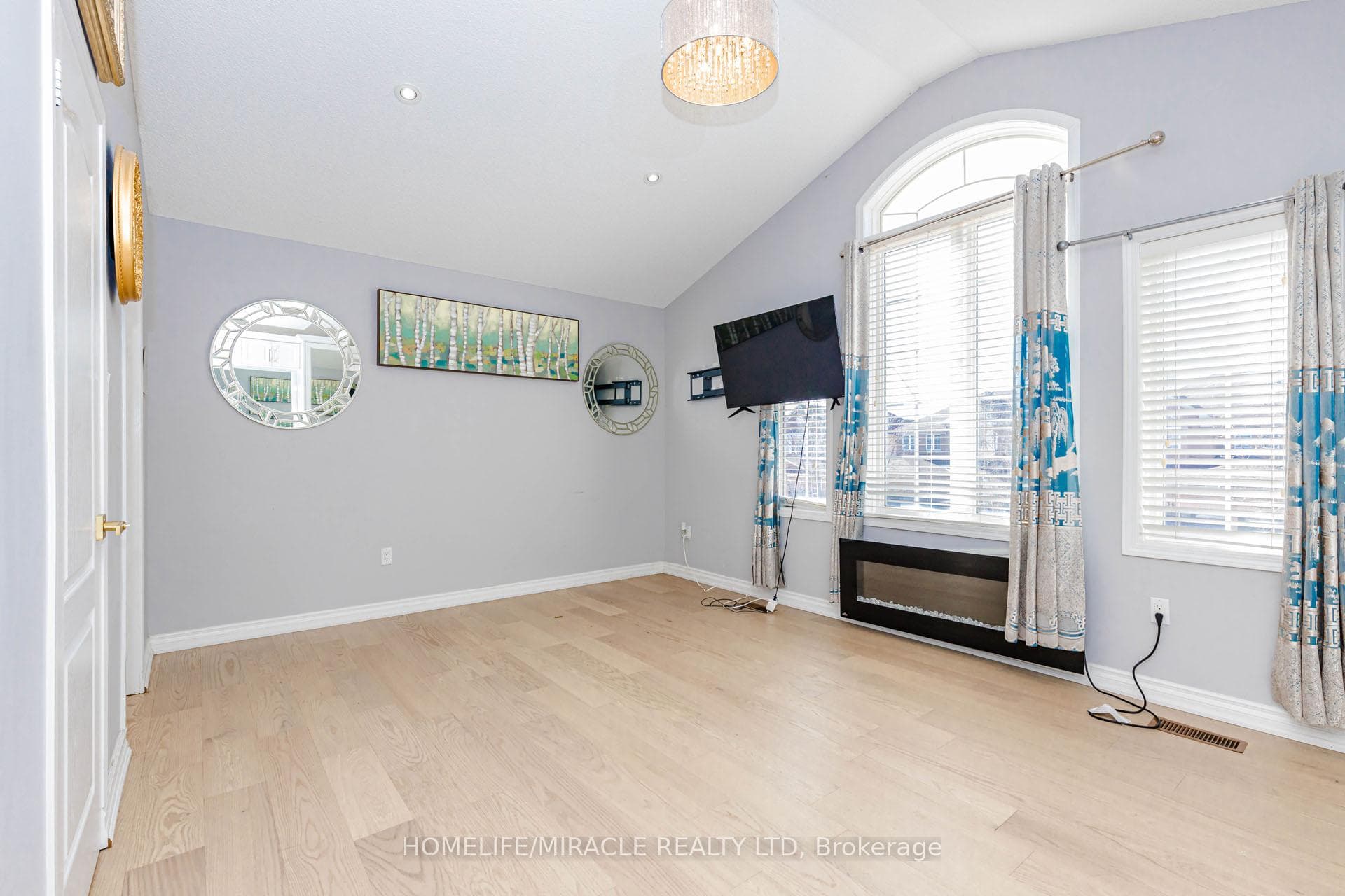 3339 Crompton Crescent photo 42