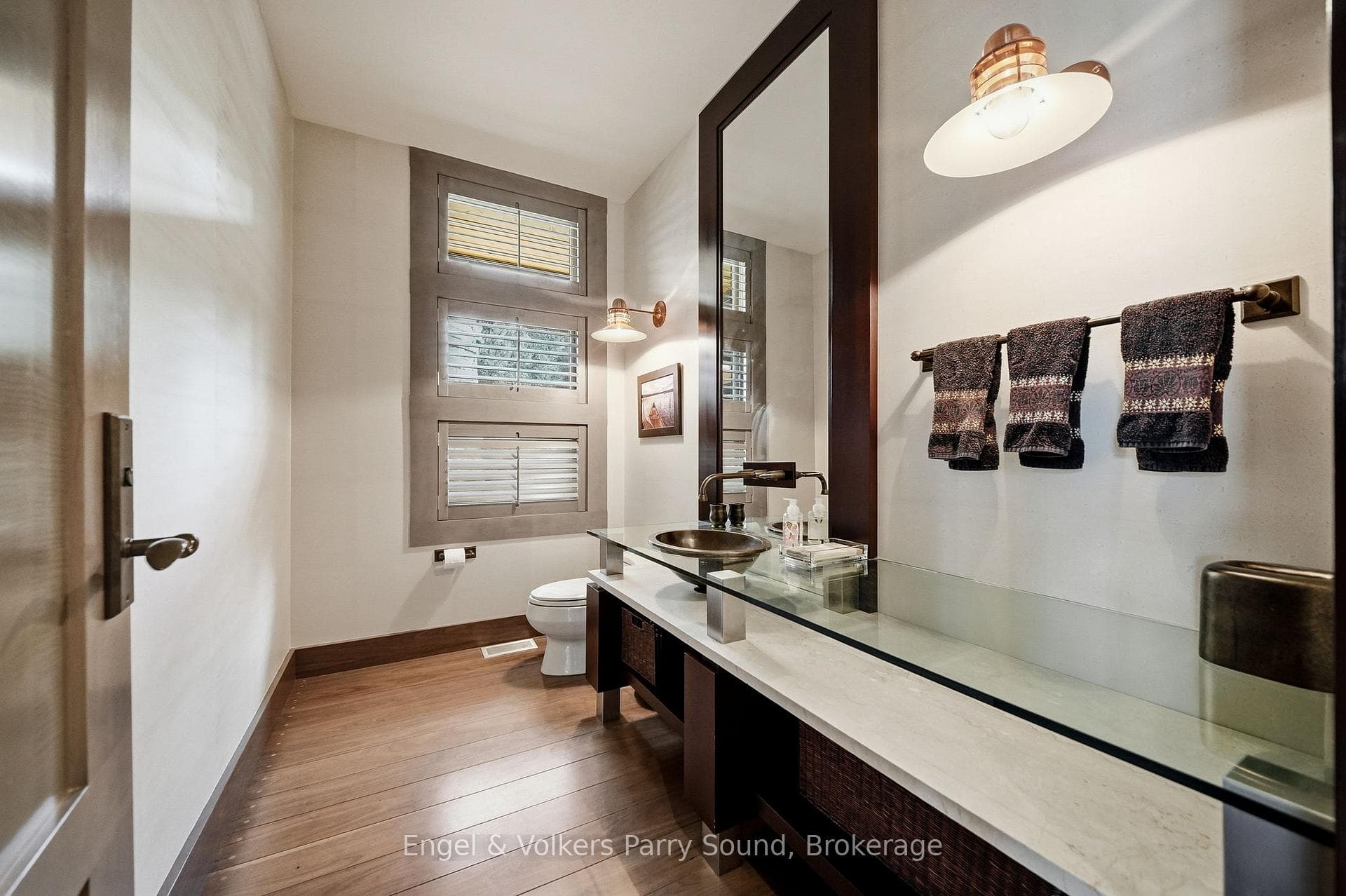 Guest Bathroom - Main Floor