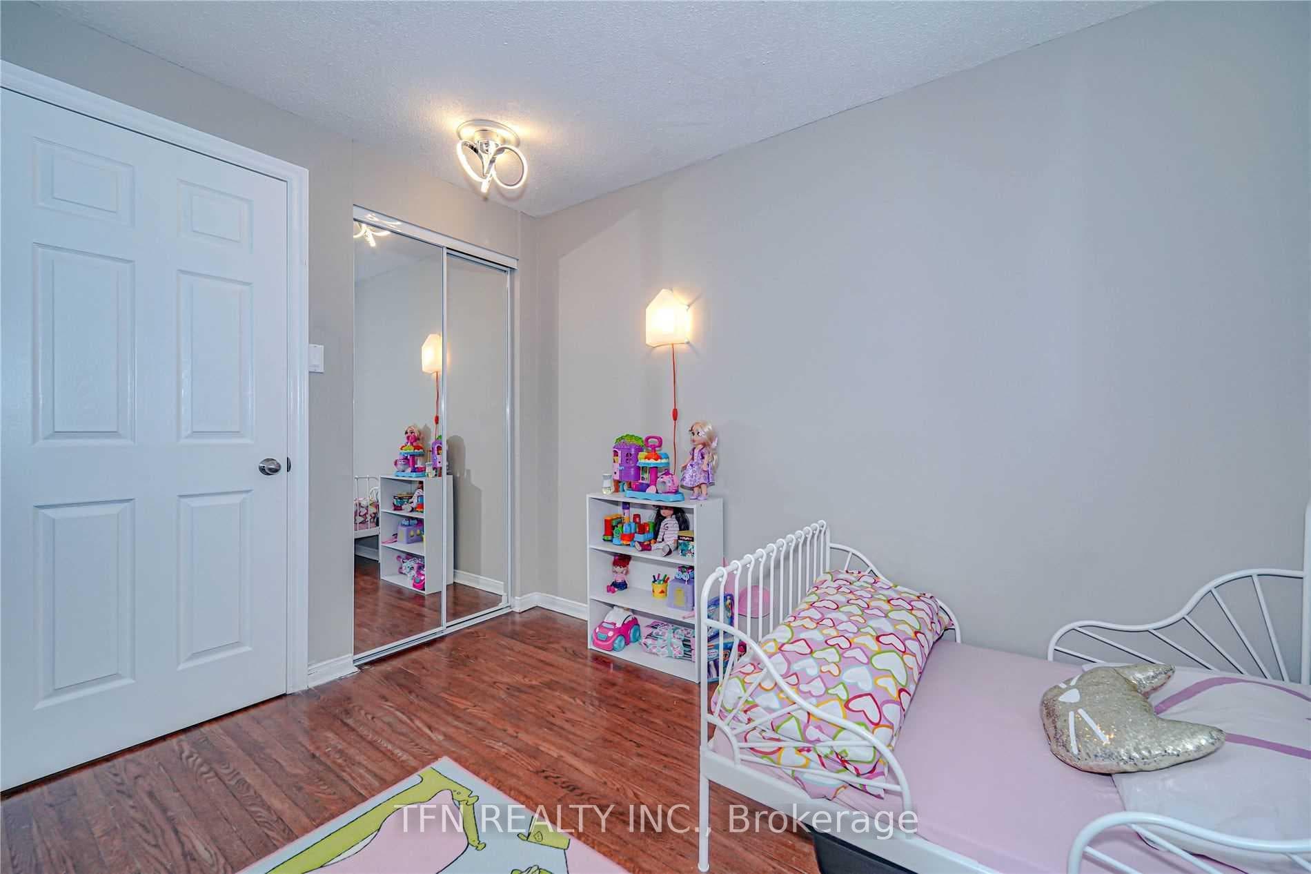 490 Elgin Street photo 15
