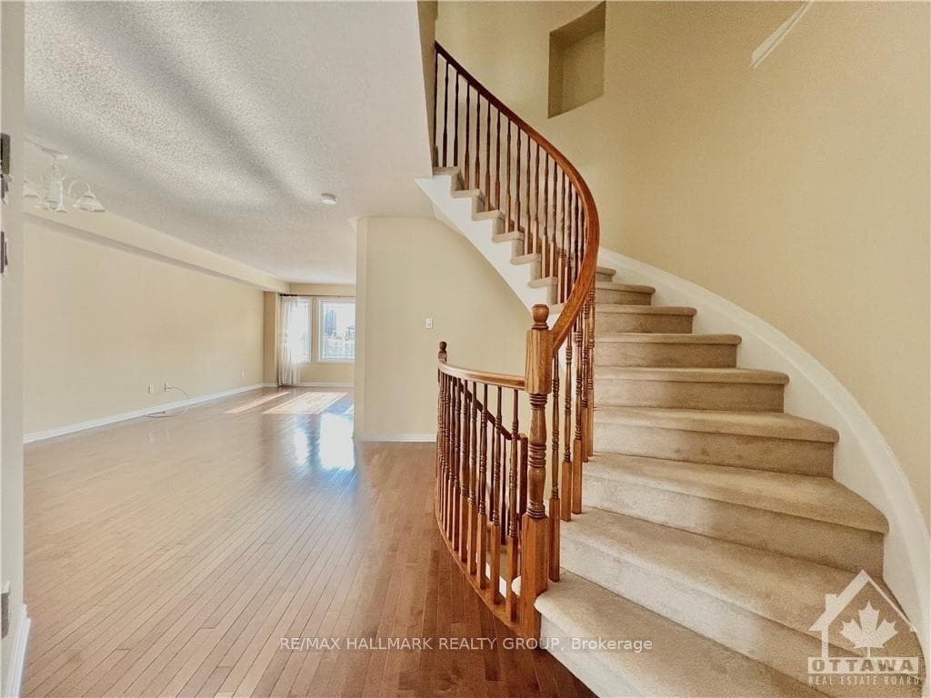 733 REGIMENT Avenue photo 3