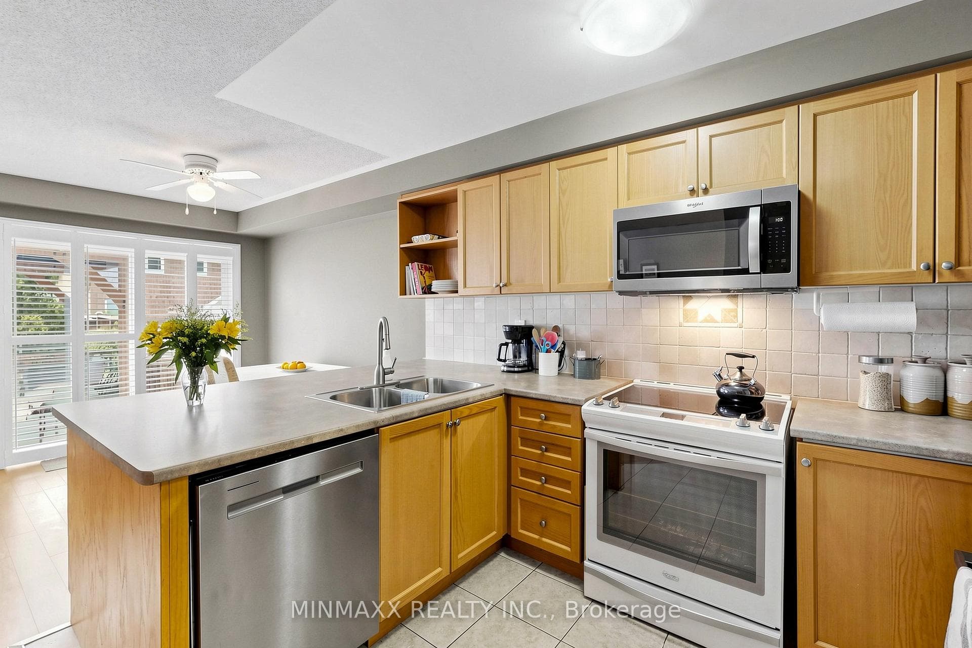 1164 CHAPMAN Crescent photo 7