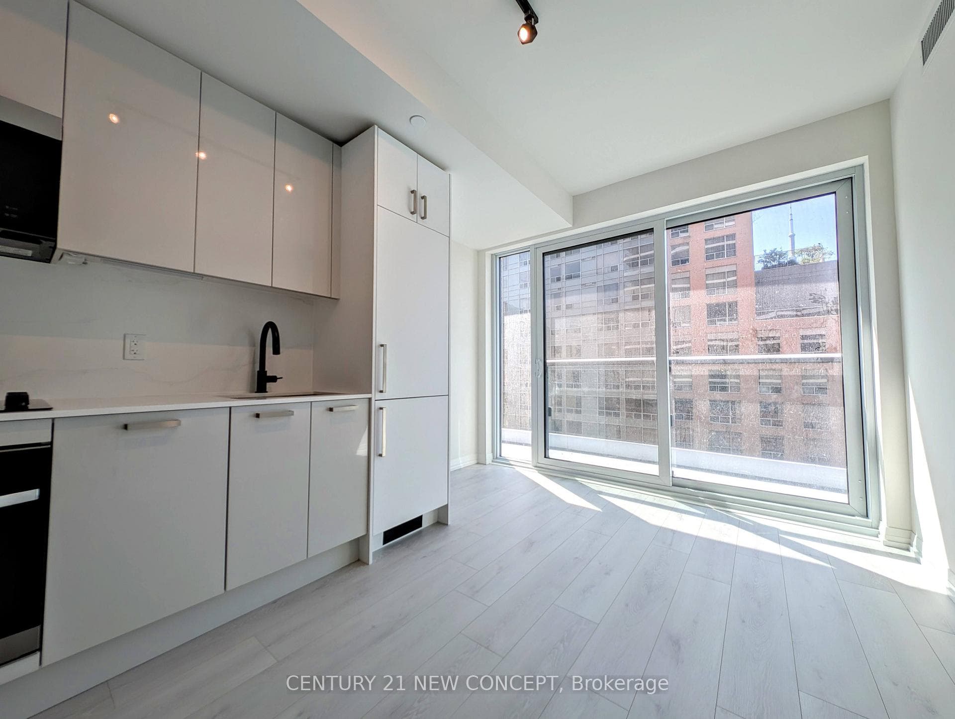 280 Dundas Street Unit 707 photo 2