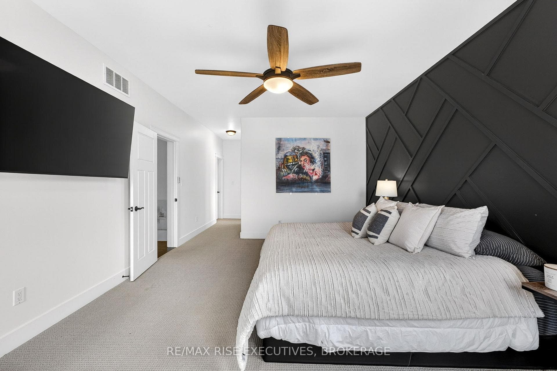 700 Stonehenge Street photo 19