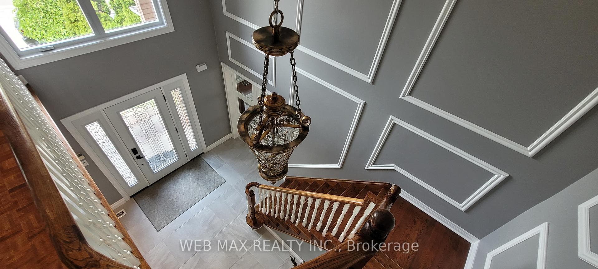 Wainscoting walls,porcelain fl in 17"height foyer