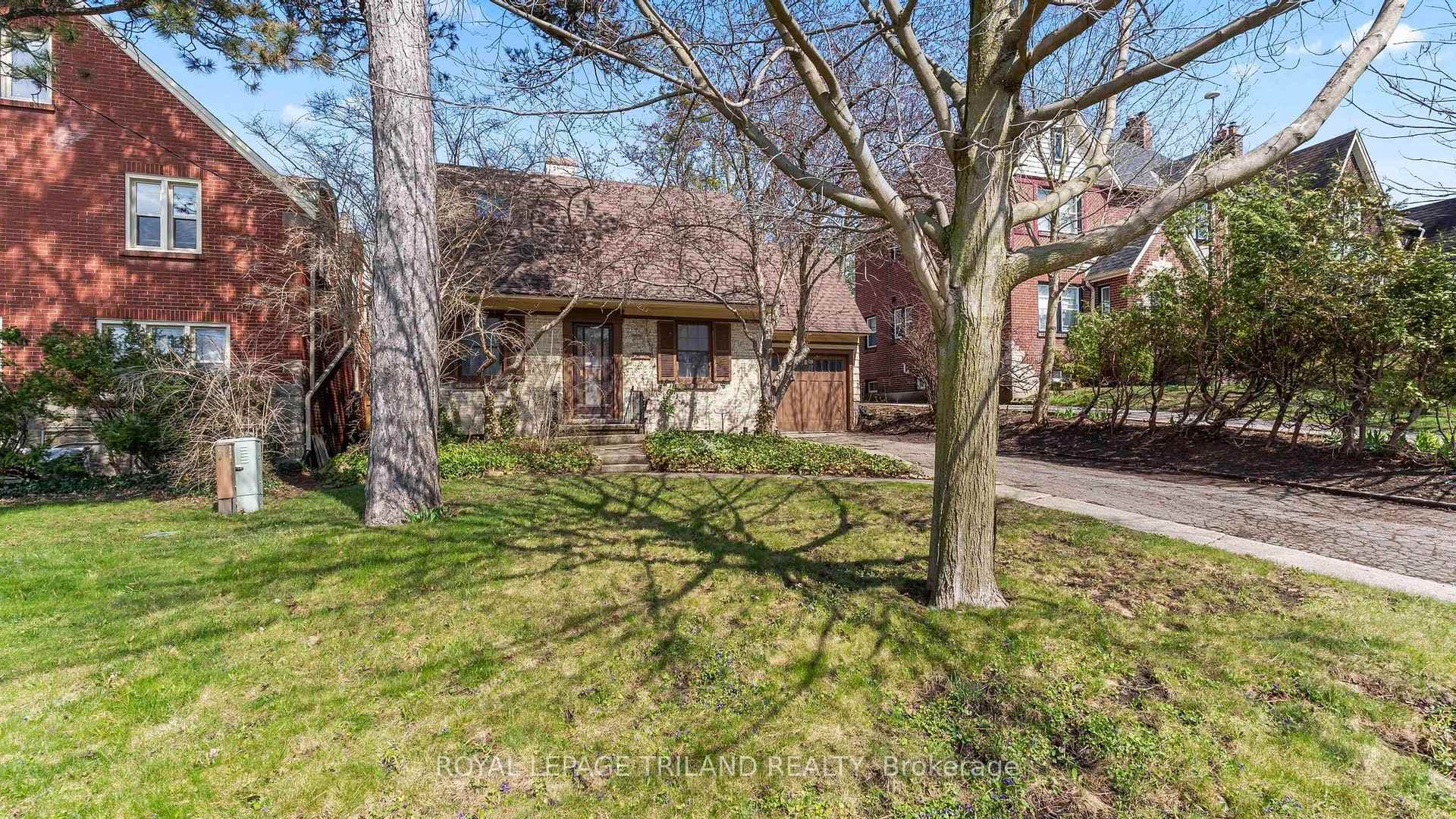 1096 RICHMOND Street photo 3