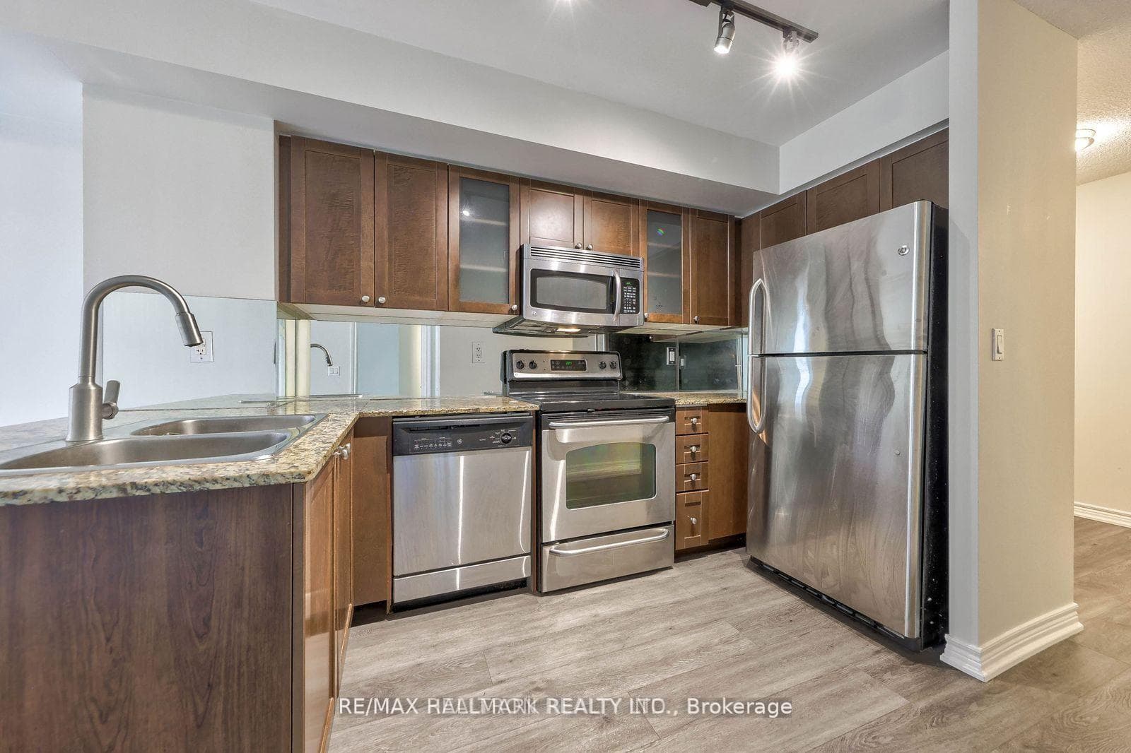 761 Bay Street Unit 610 photo 22