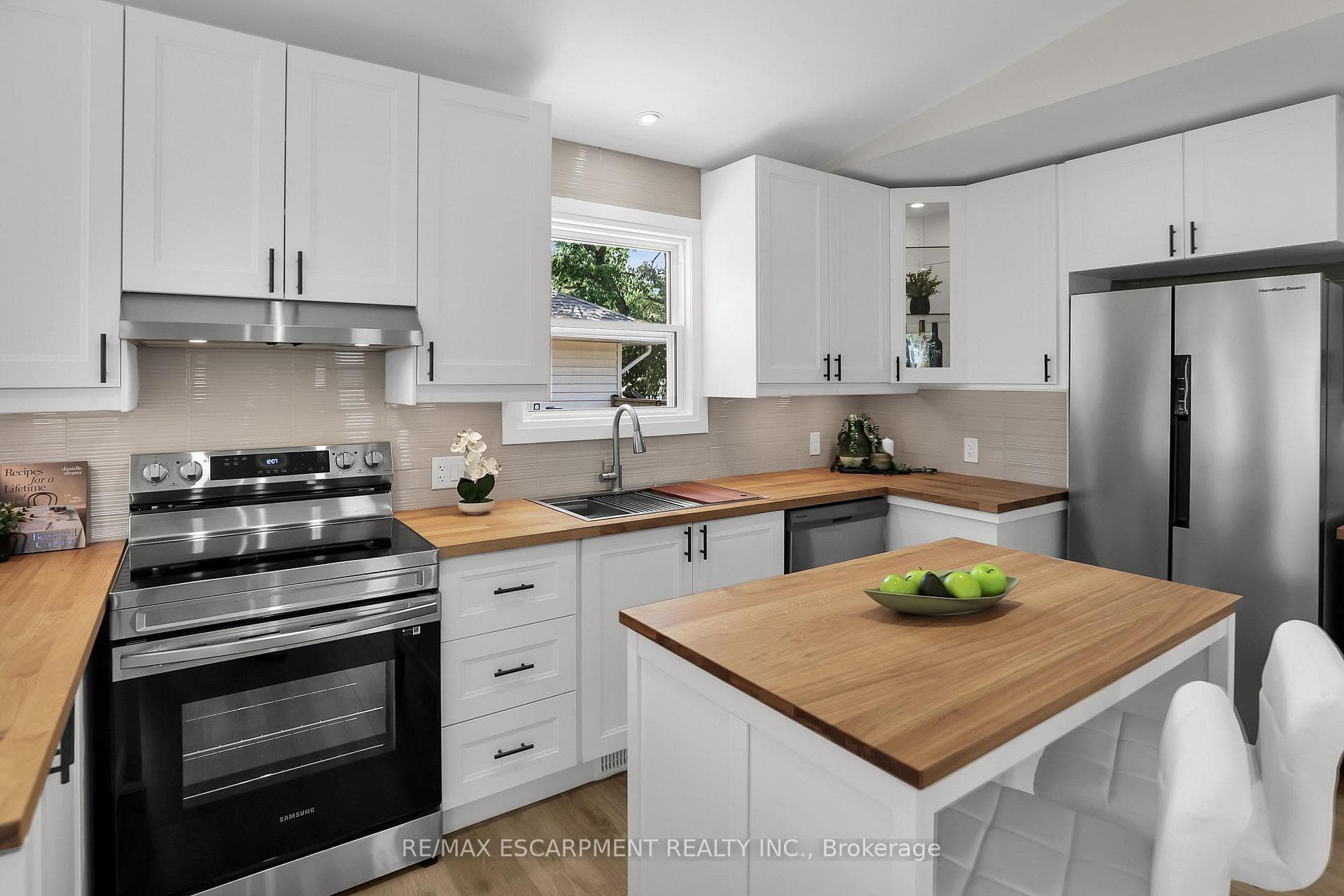 52 Valencourt Drive photo 9