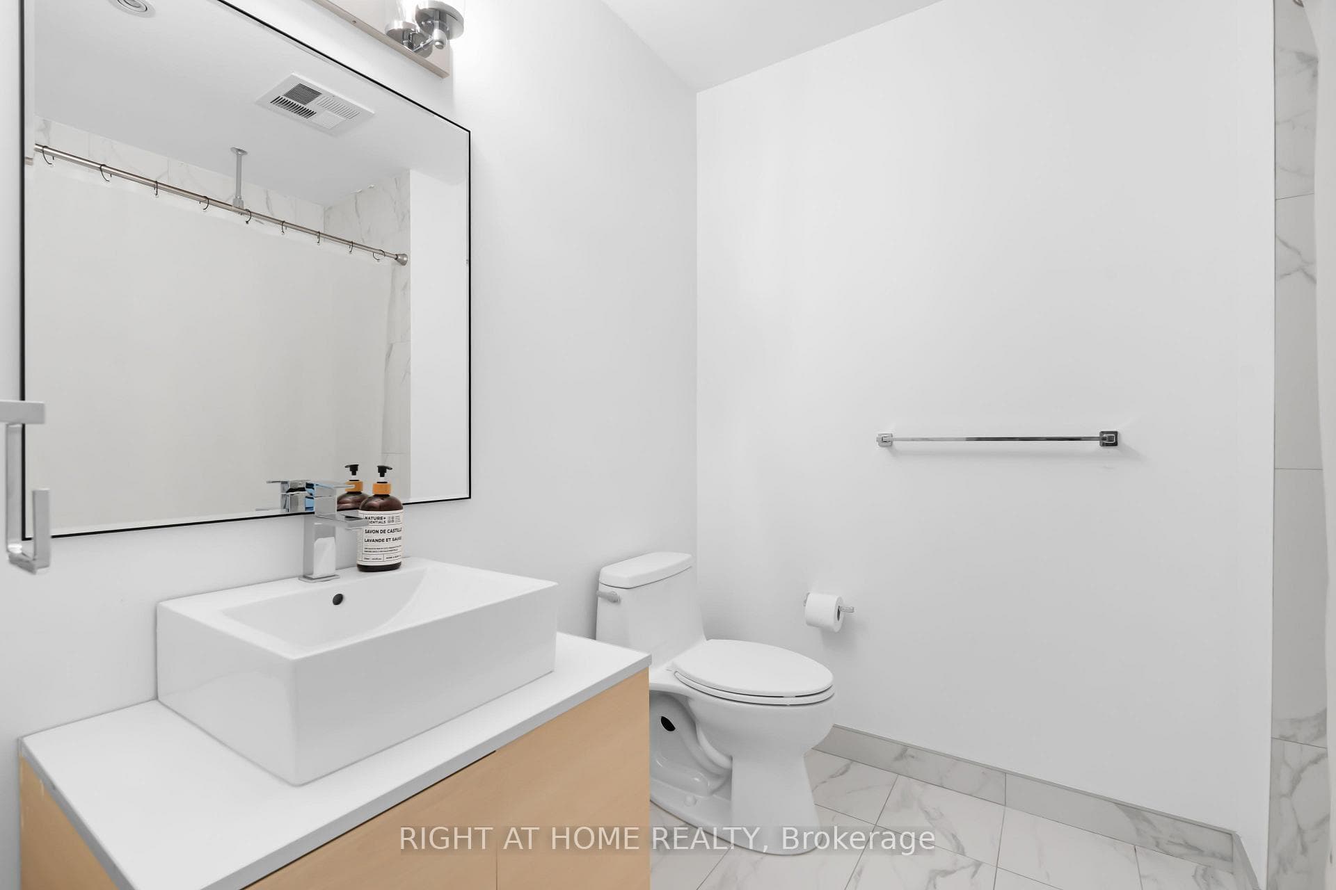 60 Bathurst Street Unit 610 photo 9