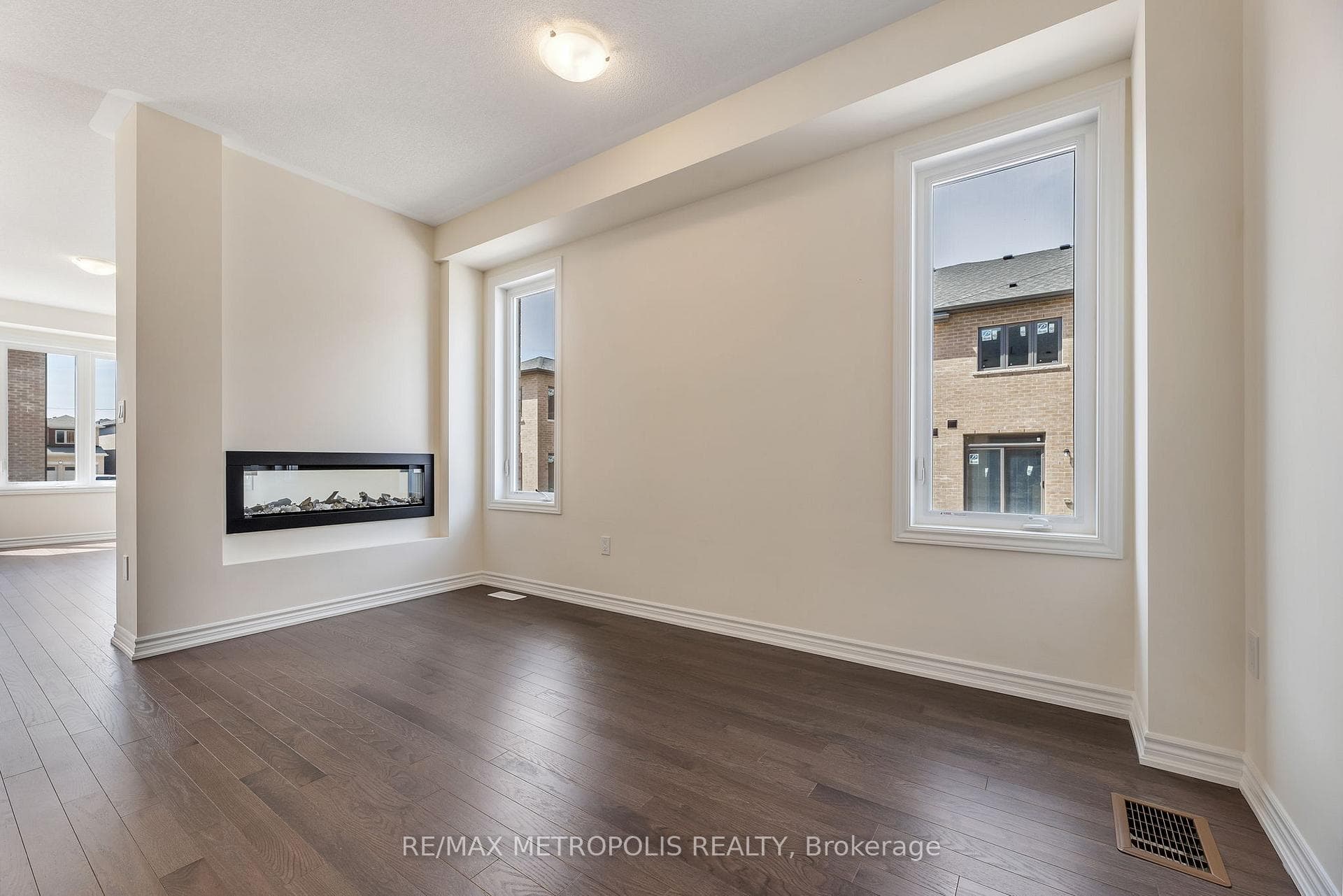 56 Mountainside Crescent photo 8