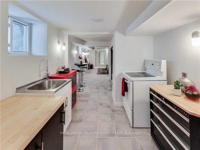 1236 College Street Unit Lower photo 2