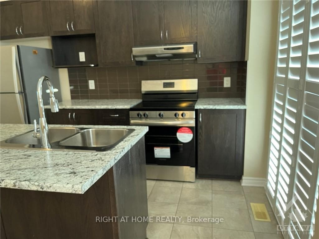 643 LAURALEAF Crescent photo 11