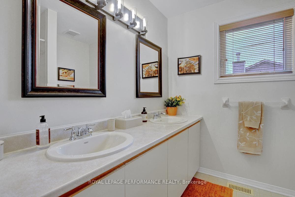 32 Parklands Avenue photo 35