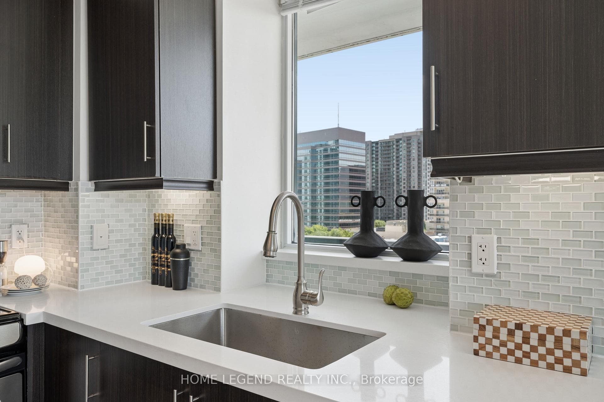 68 Canterbury Place Unit 605 photo 5