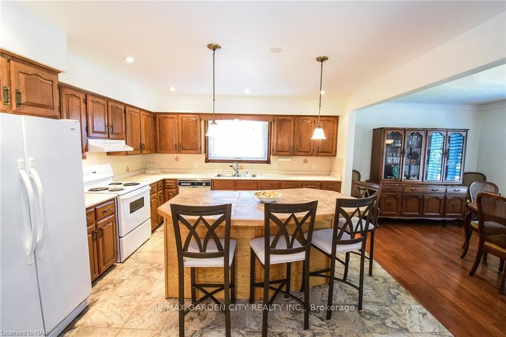 239 Leaside Drive photo 16