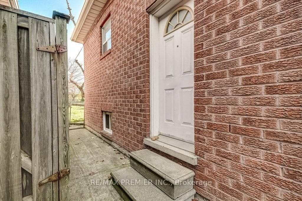 985 Caledonia Road Unit Bsmt photo 2