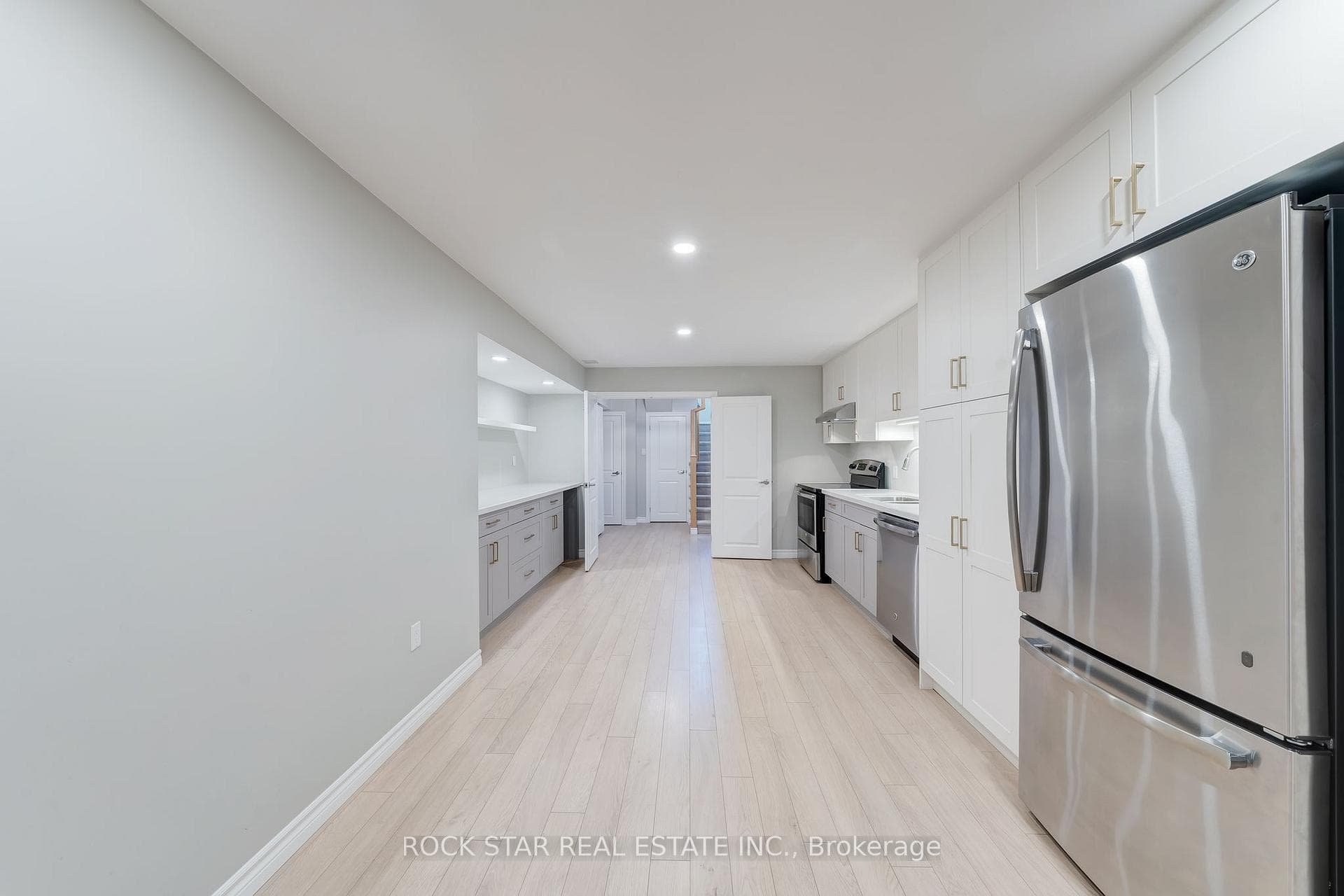 Spacious & Bright Area