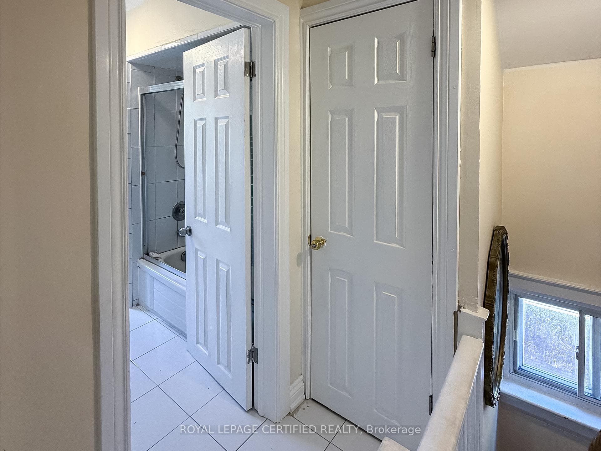 148 Belgravia Avenue Unit Upper photo 3