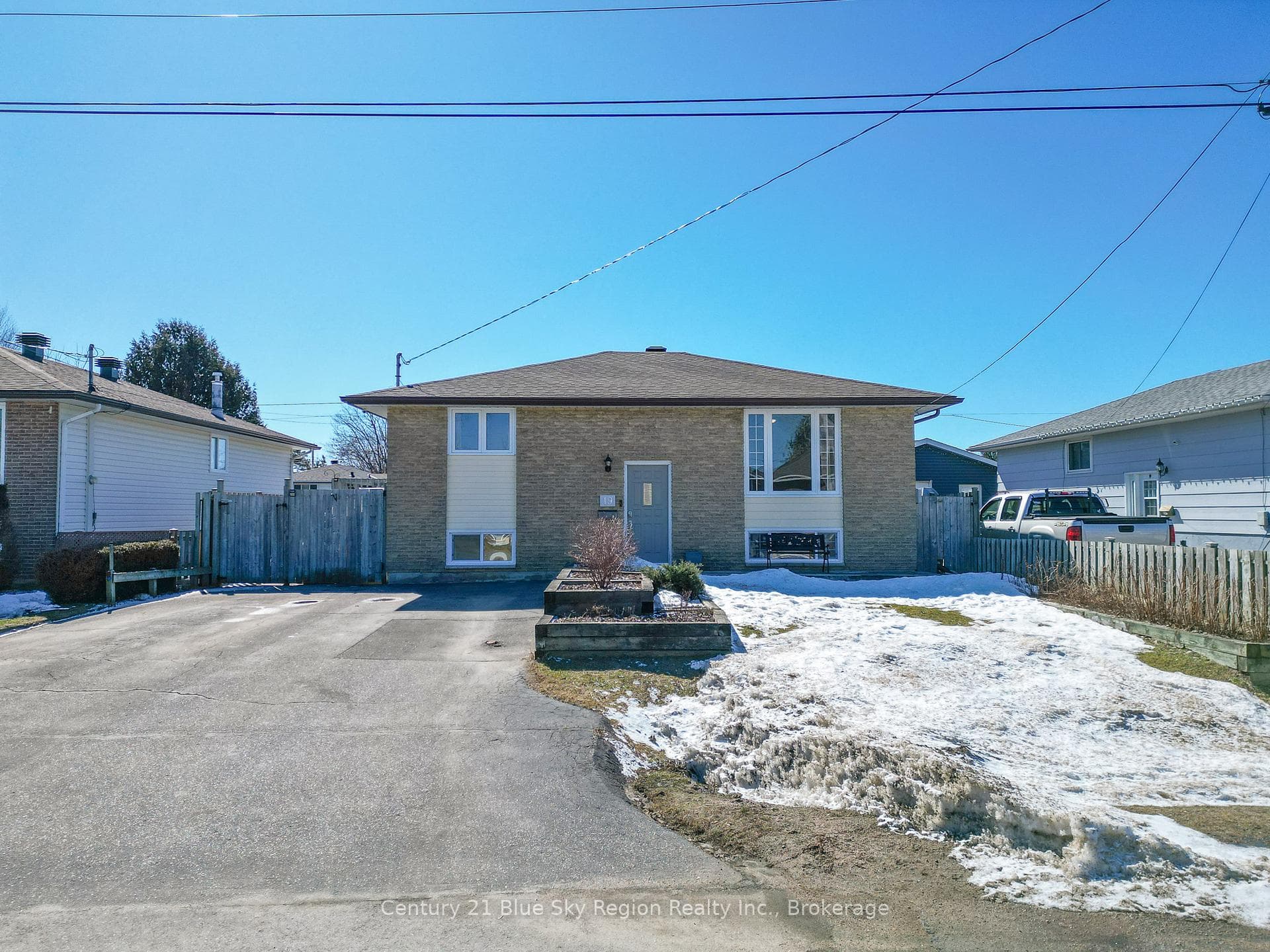 Welcome to 19 Van Horne Crescent.