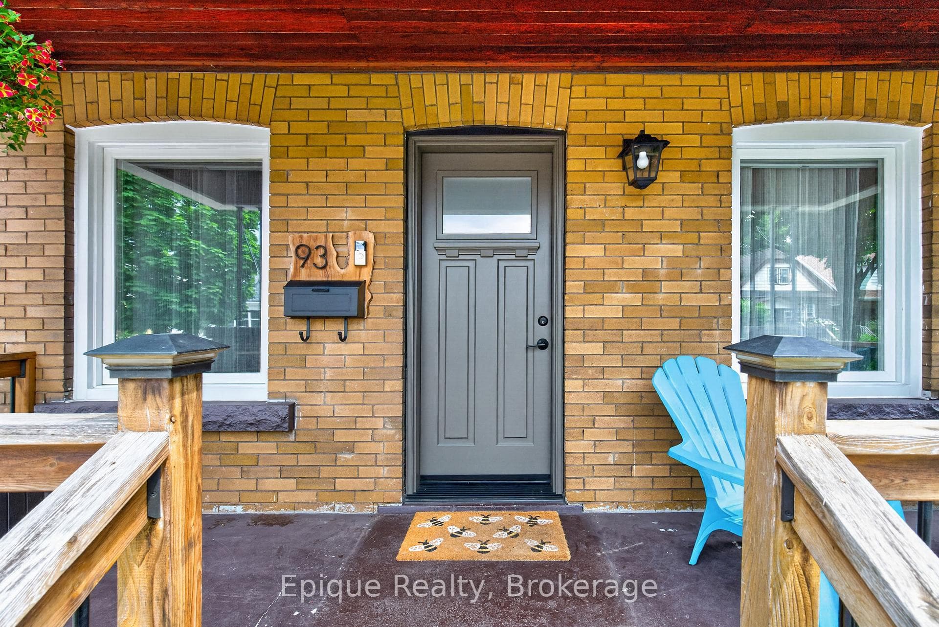 93 Graham Avenue photo 4